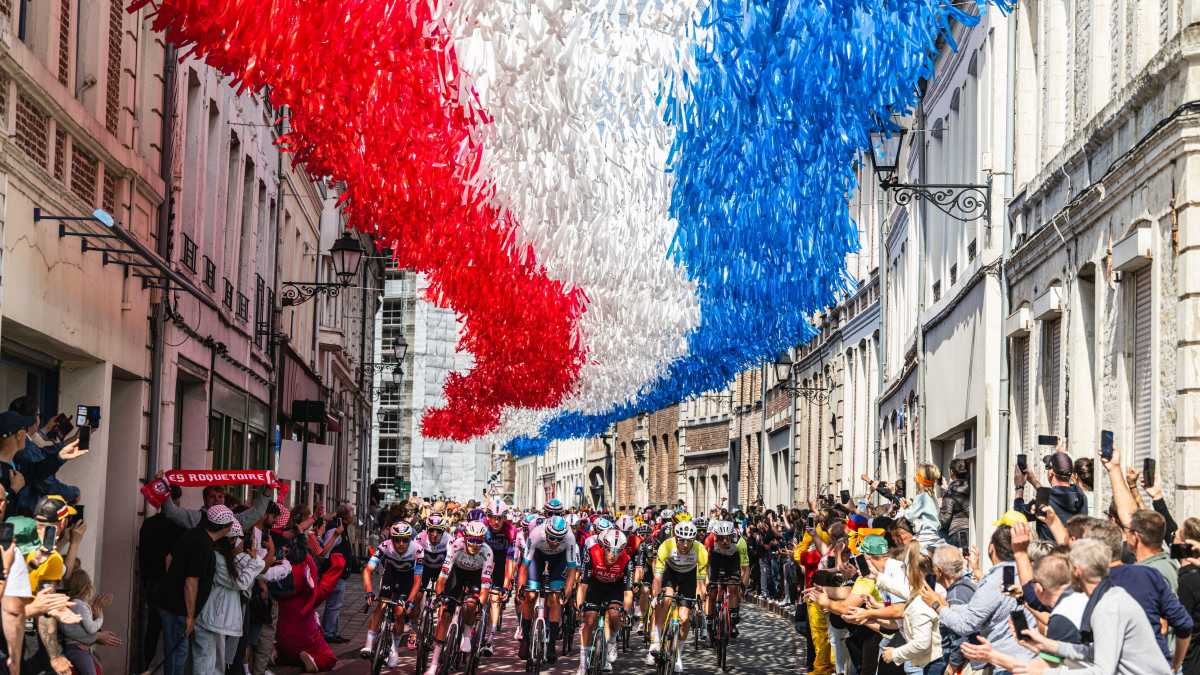 Immagine di Côte che sembrano montagne. Cosa ci dicono del ciclismo le strade piene di gente al Tour del France