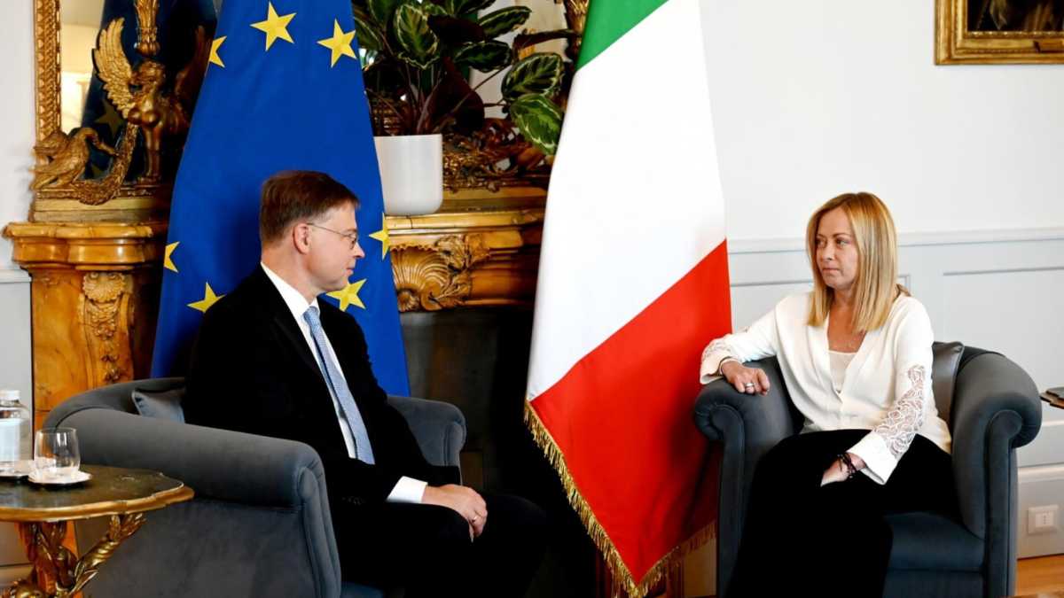 Immagine di Meloni fra deficit e politica negozia il ReArm. E apre a Step, come nuovo strumento di flessibilità