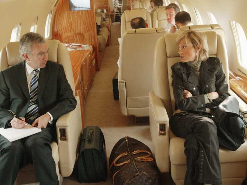 Bernard Arnault e la moglie in viaggio sul loro aereo nel 2004 (Getty Images) &nbsp;<br />