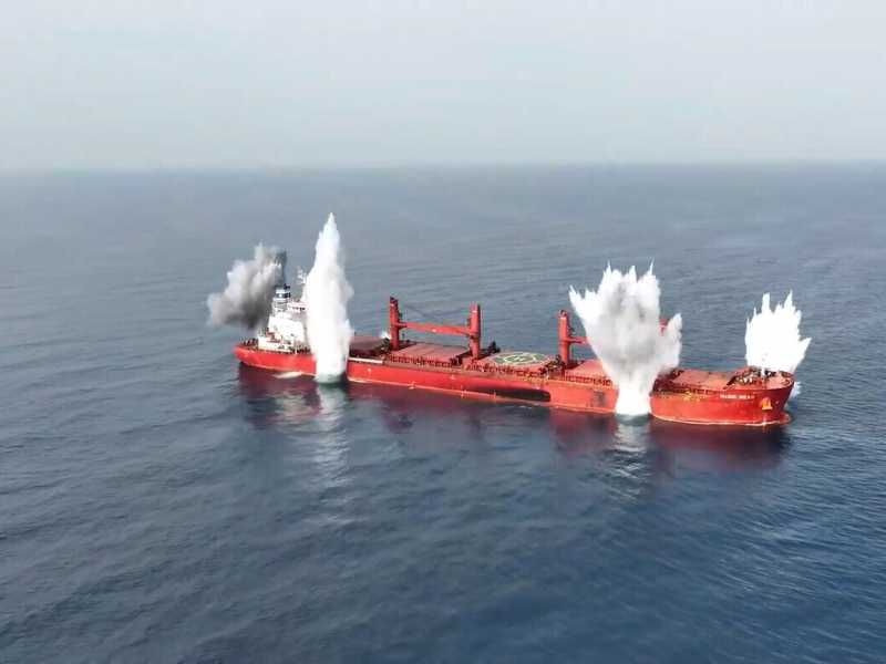  L'affondamento della nave cargo Magic Seas (foto Getty)