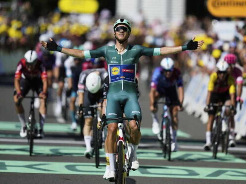 La vittoria di Jonathan Milan nell'ottava tappa del Tour de France 2025 (foto Ap, via LaPresse)