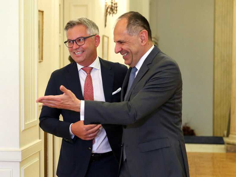 Il ministro degli Esteri greco Giorgios Gerapetritis con il generale il commissario Ue Magnus Brunner (foto Ansa)