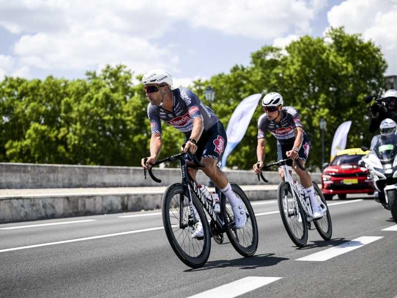 Jonas Rickart e Mathieu van der Poel in fuga durante la nona tappa del Tour de France (foto di Charly Lopez per A.S.O.)&nbsp;<br />