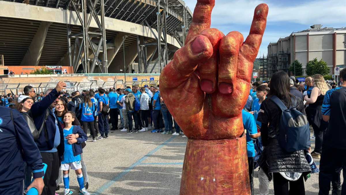 Immagine di Una felicissima Napoli. Indagine contro il cliché gomorresco