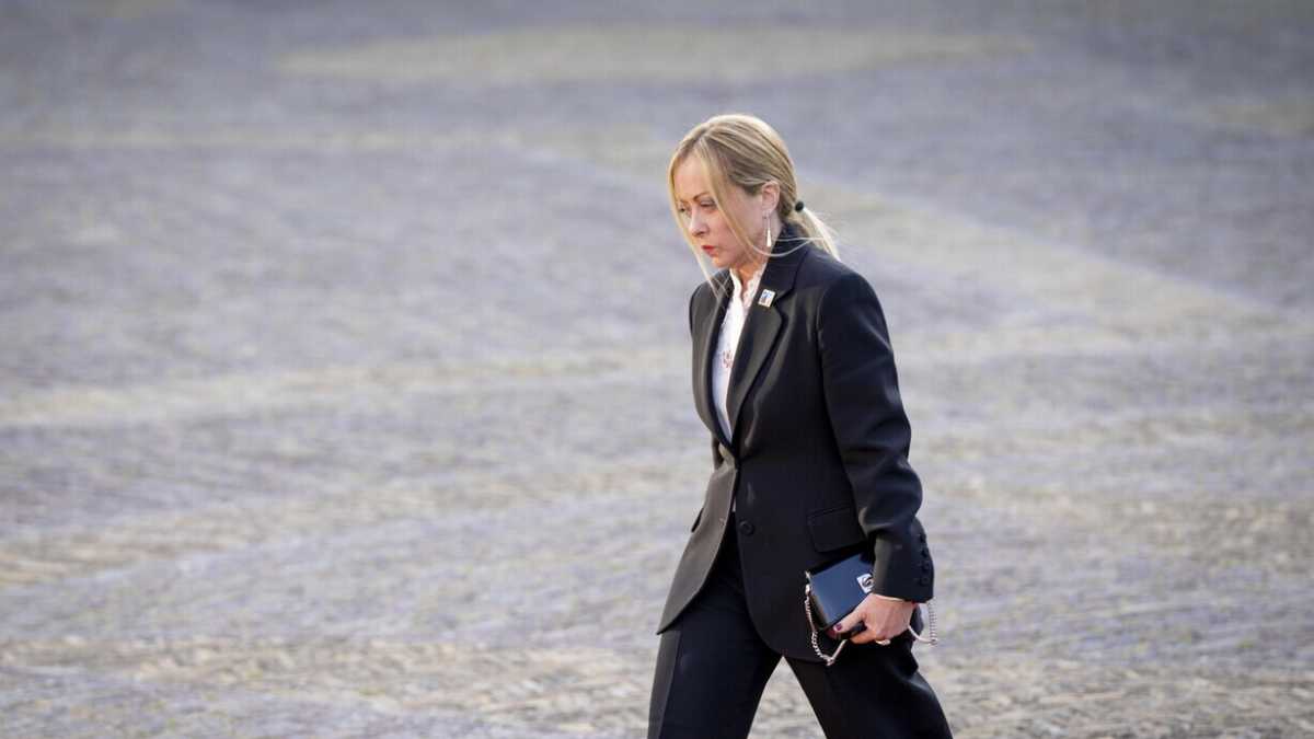 Immagine di Meloni sui dazi punta sul "modello Starmer". Mentre la Lega attacca l'Ue