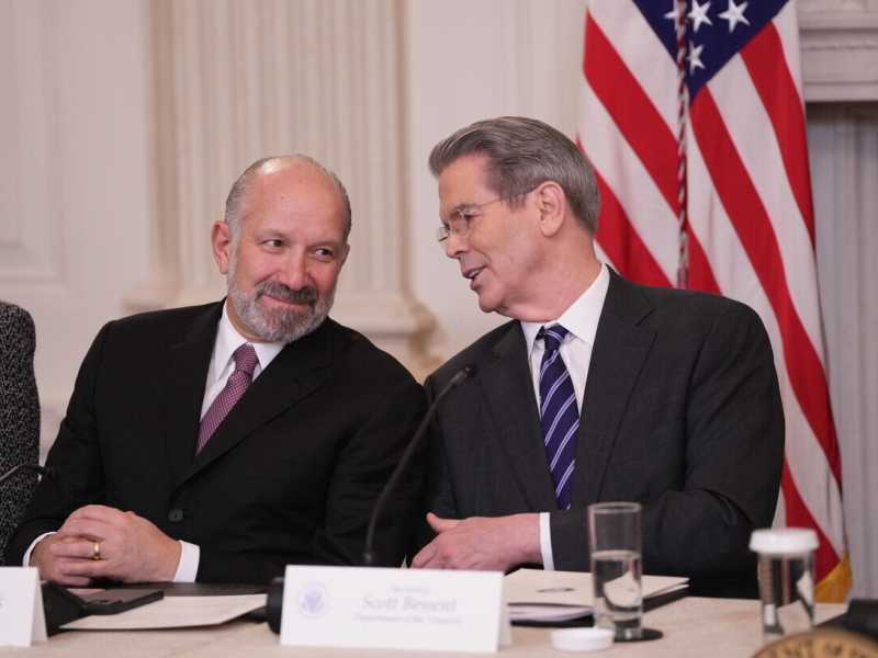 Il segretario al Commercio Usa, Howard Lutnick, e il suo collega al Tesoro, Scott Bessent (foto Ansa)<br />