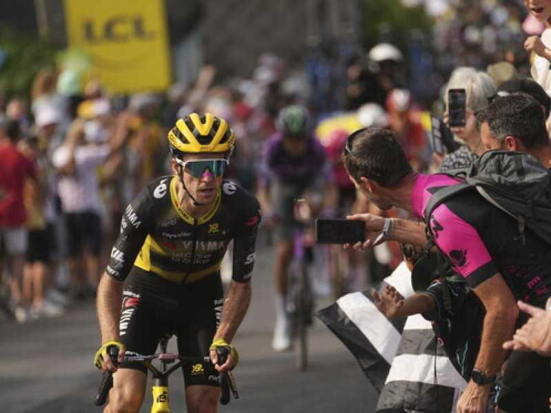 Simon Yates al comando della decima tappa del Tour de France 2025 (foto Ap, via LaPresse)
