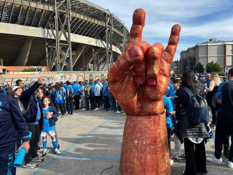 Festeggiamenti per lo scudetto 2025 fuori dallo Stadio Maradona (foto Ansa) <br />