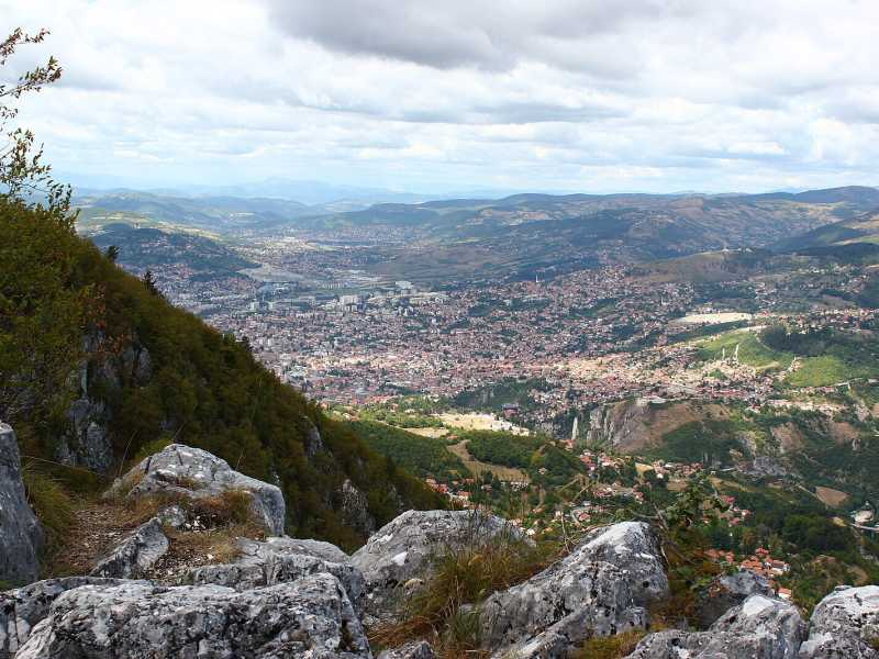 Sarajevo dal monte Trebevic (foto di Julian Nyca, WikiCommons)&nbsp;