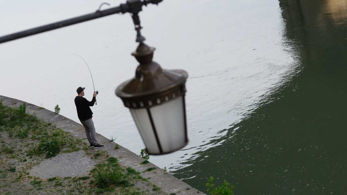 Immagine di Vita da fiume. Pescare tra i silenzi e i suoni ovattati del Tevere