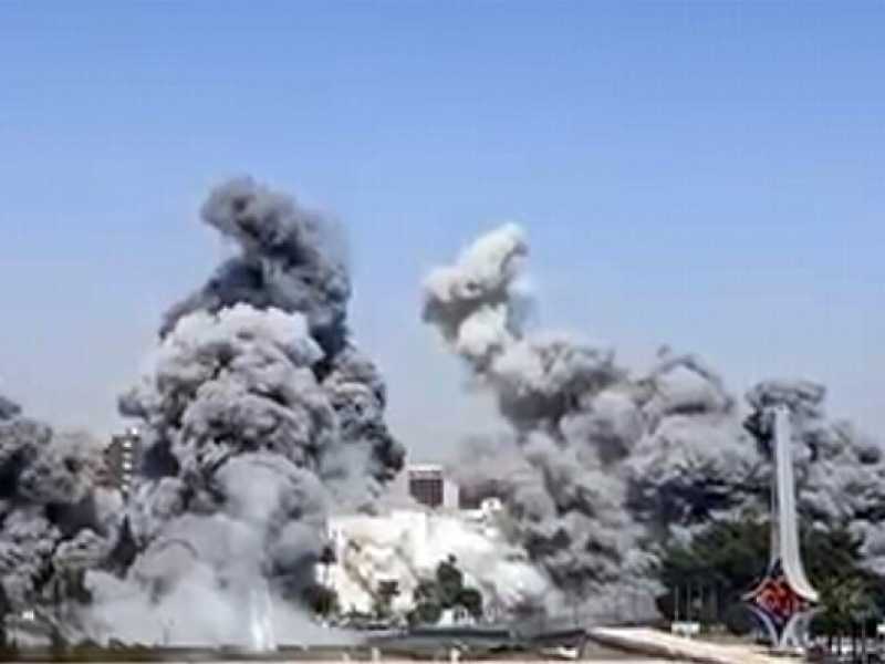 Un frame che mostra le bombe israeliane sul ministero della Difesa siriano (foto Getty)&nbsp;