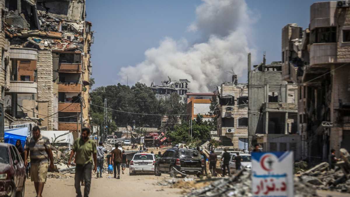 Immagine di Raid israeliano colpisce la chiesa della Sacra Famiglia a Gaza. Meloni: "Attacchi inaccettabili"