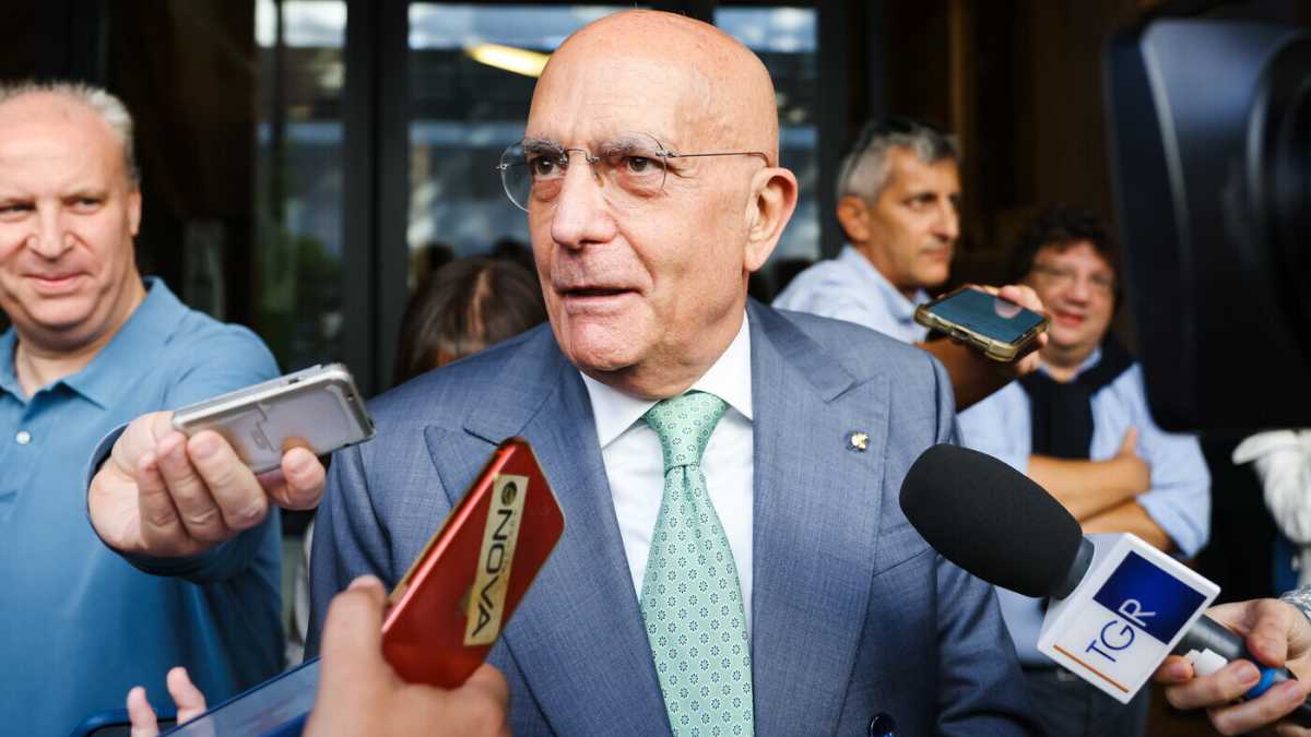 Immagine di “Cautela nel chiedere dimissioni” e “rispetto per chi governa”. Parla l'ex sindaco di Milano Albertini