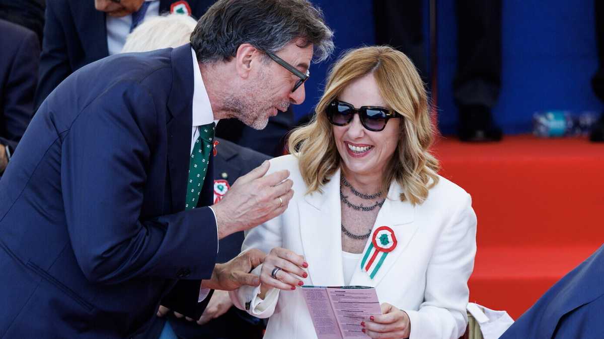 Immagine di I salari scendono ma i consensi del governo no. Come si spiega?