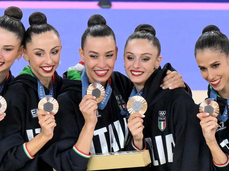 Laura Paris (a destra) con Martina Centofanti, Agnese Duranti, Alessia Maurelli e Daniela Mogurean con il bronzo olimpico (foto Ansa)&nbsp;<br />