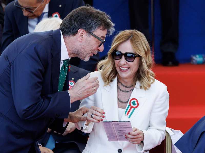 I salari scendono ma i consensi del governo no. Come si spiega?