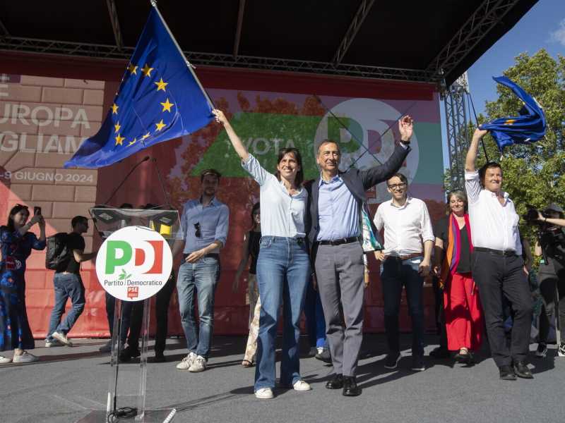Schlein "scarica" Sala. Solo una telefonata di rito. Difeso da Crosetto e dai riformisti Pd, ma inseguito da pm e Conte
