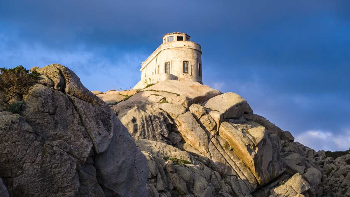 Immagine di Quel raggio lanciato a così gran distanza. Lettera da un faro