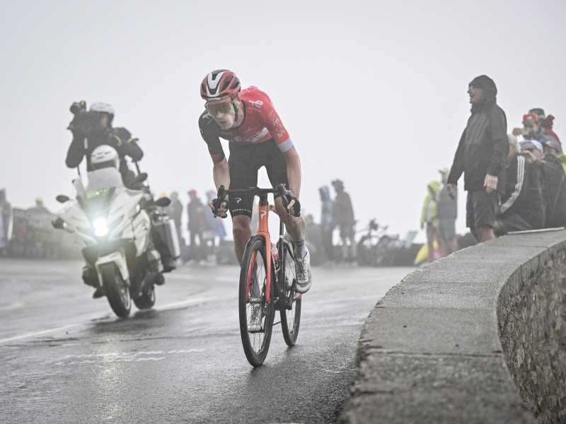 Thymen Arensman da solo al comando della 14esima tappa del Tour de France 2025 (foto A.S.O./Billy Ceusters)&nbsp;<br />