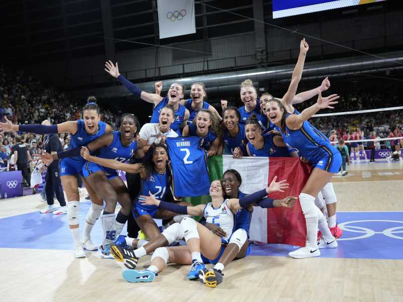 La nazionale femminile di volley dell'Italia festeggia la medaglia d'oro alle Olimpiadi di Parigi 2024 (foto LaPresse)
