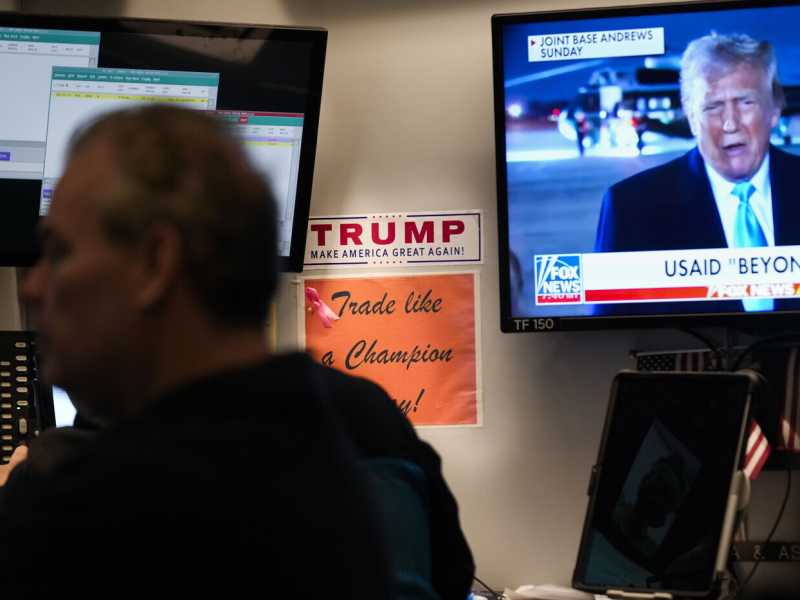 Un adesivo a sostegno del presidente Trump esposto sul muro nella Borsa di New York (AP Photo/Seth Wenig) <br />