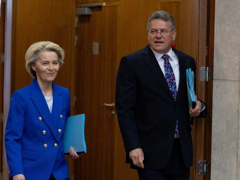 La presidente della Commissione Ue Ursula von der Leyen con il commissario per il Commercio Maros Sefcovic (foto LaPresse)&nbsp;<br />
