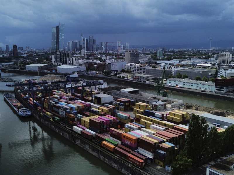 Container impilati in un terminal merci a Francoforte, Germania, luned&igrave; 14 luglio 2025 (AP Photo/Michael Probst)&nbsp;<br />
