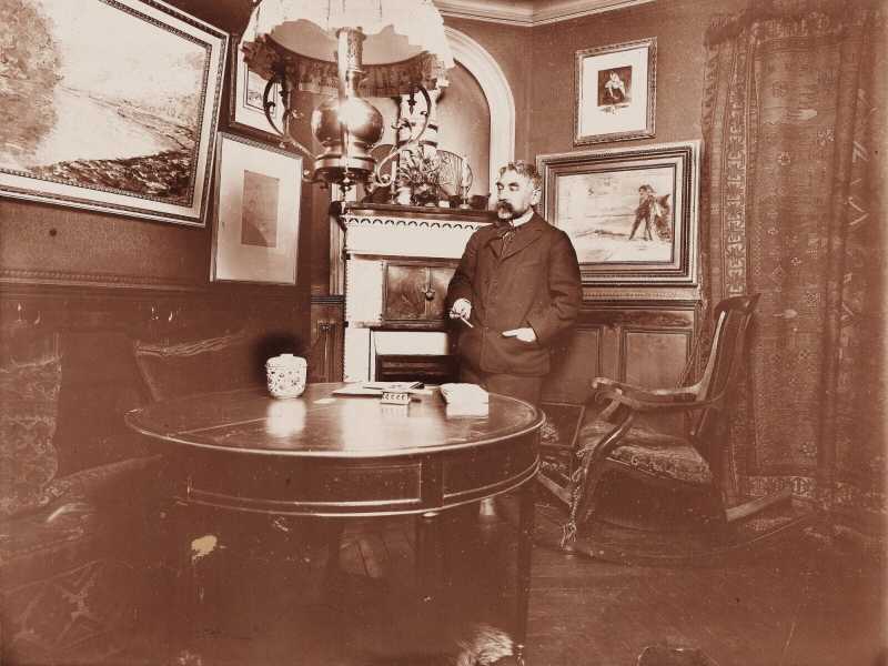 St&eacute;phane Mallarm&eacute; con alle spalle un pastello di Manet fra il 1895 e il &rsquo;96