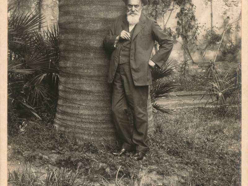 Autore non identificato, 1915-1920, Odoardo Beccari fotografato nel giardino del Castello del Bisarno (Villa Beccari) a Firenze (Archivio Alinari - archivio Beccari) <br />