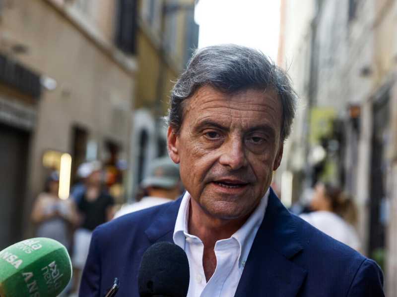 Calenda apre a Tajani: "Serve un civico riformista per Milano. Basta estremismi"