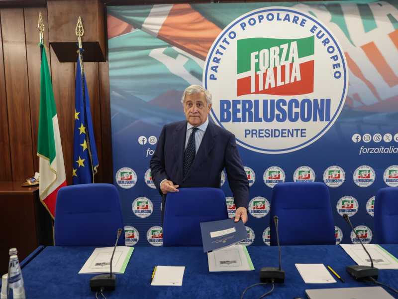 Cambia lo statuto, evoca il Congresso. Così Tajani si blinda e prova a prendersi FI