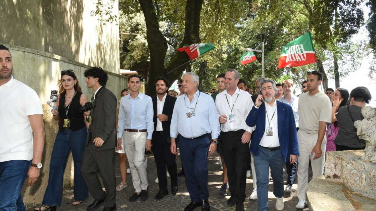Immagine di Tajani: "Chi attacca la porchetta magica non ha mai amministrato. FI è democratica, se c'è qualcuno più bravo si candidi"