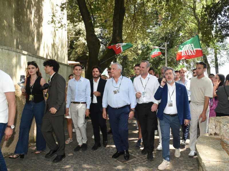 Tajani: "Chi attacca la porchetta magica non ha mai amministrato. FI è democratica, se c'è qualcuno più bravo si candidi"