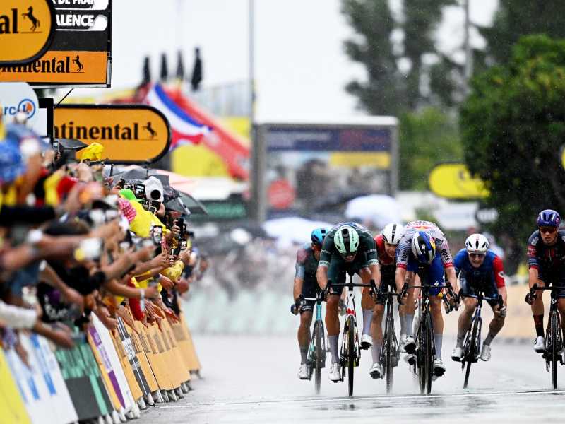 L'arrivo della diciassettesima tappa del Tour de France 2025 (foto Getty Images)