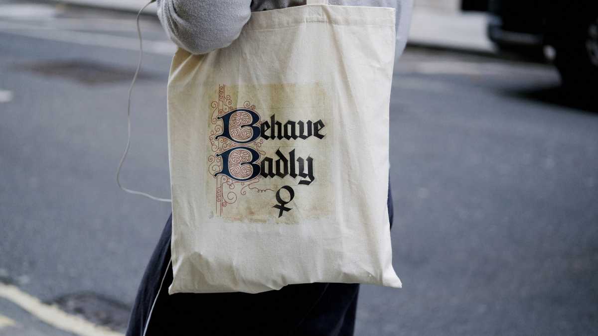 Immagine di Non è necessario essere intelligenti, basta sembrarlo. Basta una tote bag