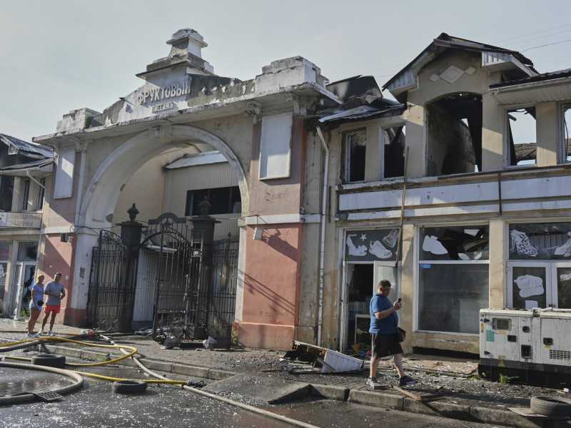 Le rovine del mercato sotirco di Odessa dopo l'attacco dei droni russi  (AP Photo/Michael Shtekel)&nbsp;<br />
