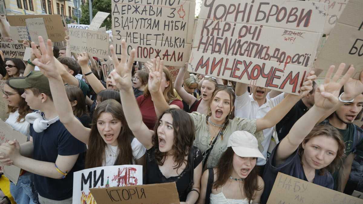 Immagine di Le ragazze ucraine che guardano all'Europa e la desolazione della gioventù russa
