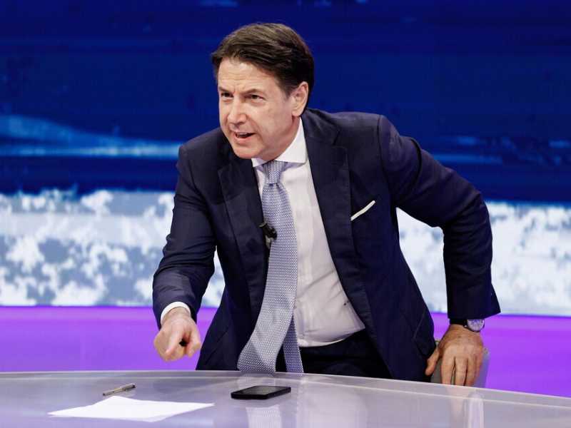 Conte vuole "assolvere" Ricci. Il Pd aspetta, lo prega, e spera