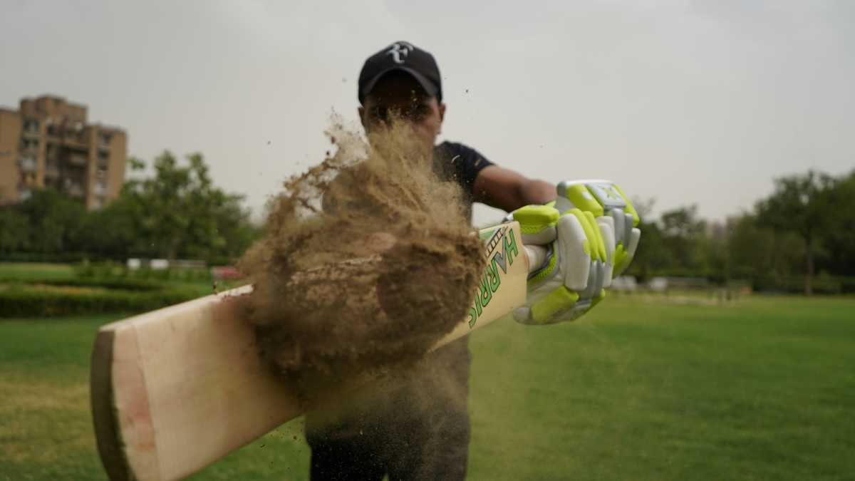 Immagine di Come è strano giocare a cricket su uno spelacchiato campo salentino