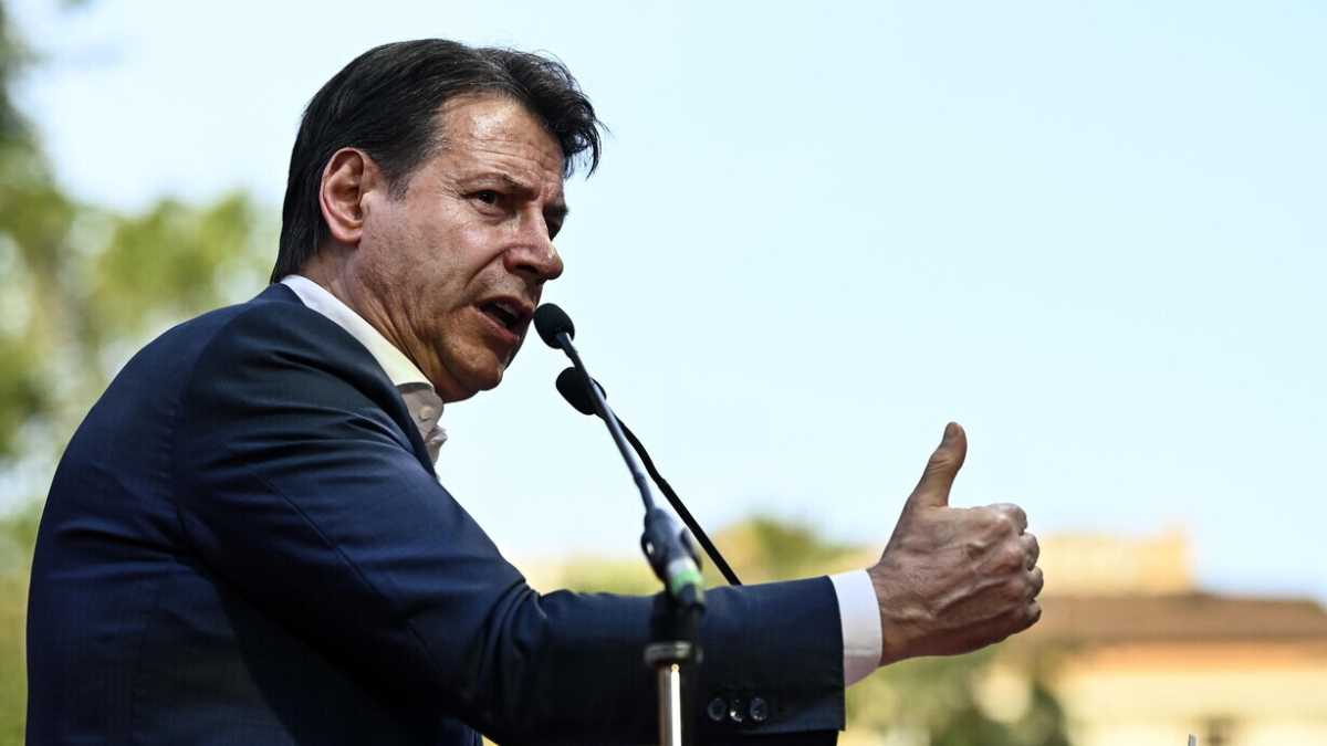 Immagine di Il Conte garantista. Le carezze dell’ex premier a Ricci per difendere Fico in Campania. Pd senza piano b nelle Marche
