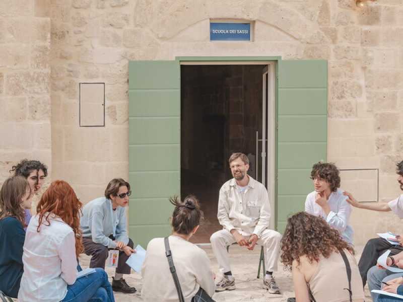 Valerio Rocco Orlando durante un laboratorio di co-progettazione alla Scuola dei Sassi, Matera. Ph. Pierangelo Laterza&nbsp;<br />
