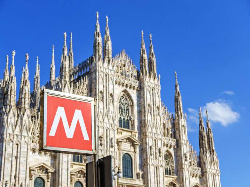 Il Duomo di Milano con la fermata della metropolitana rossa (Getty Images)