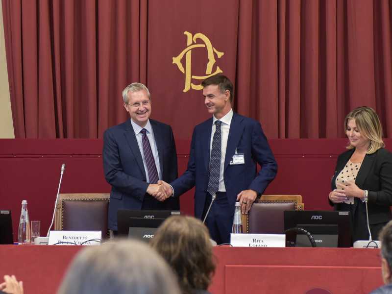 La stretta di mano tra Benedetto Della Vedova ed Ettore Prandini (foto di Vincenzo Nuzzolese per SOPA Images via Getty Images)<br />