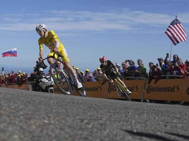 Tadej Pogacar e Jonas Vingegaard hanno dato spettacolo al Tour de France. Qui sono all’arrivo della 16a tappa in cima al Mont Ventoux (foto Ap, via LaPresse)