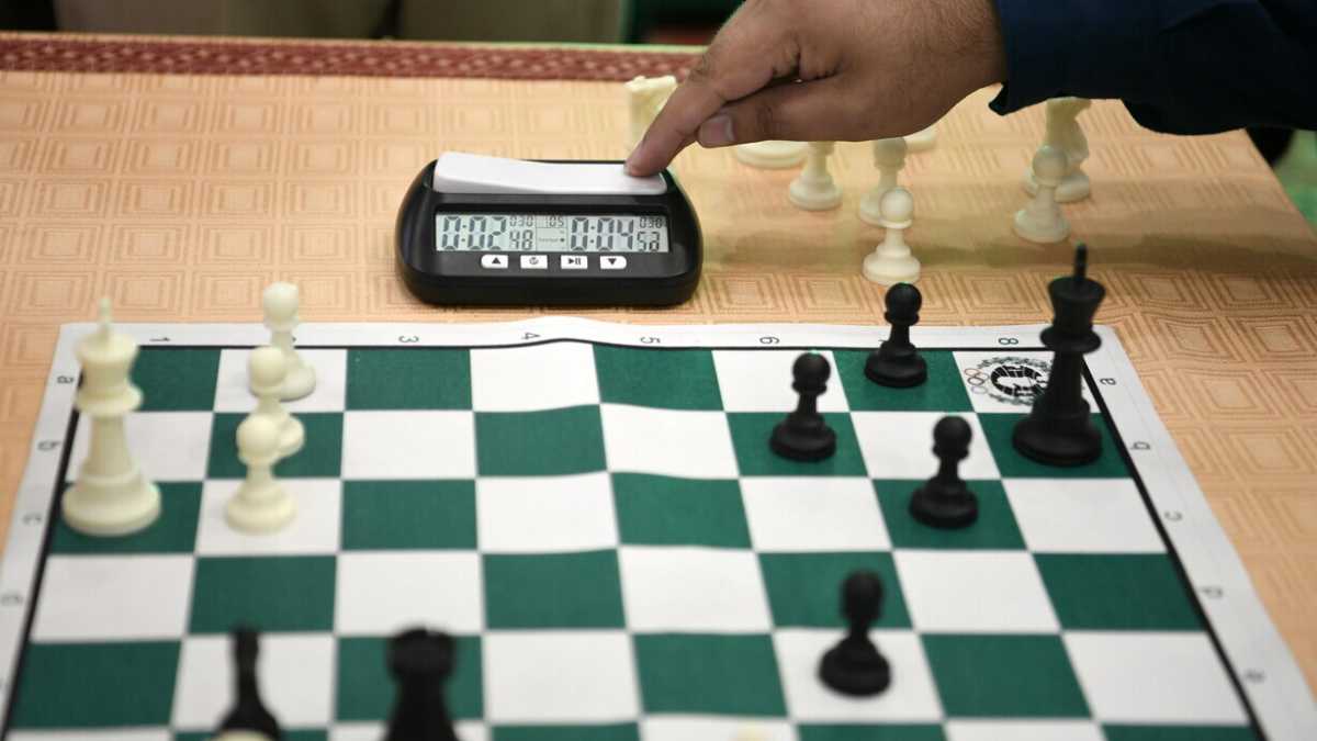 Immagine di Dopo i duelli sulla scacchiera liberi tutti sul campo di calcio