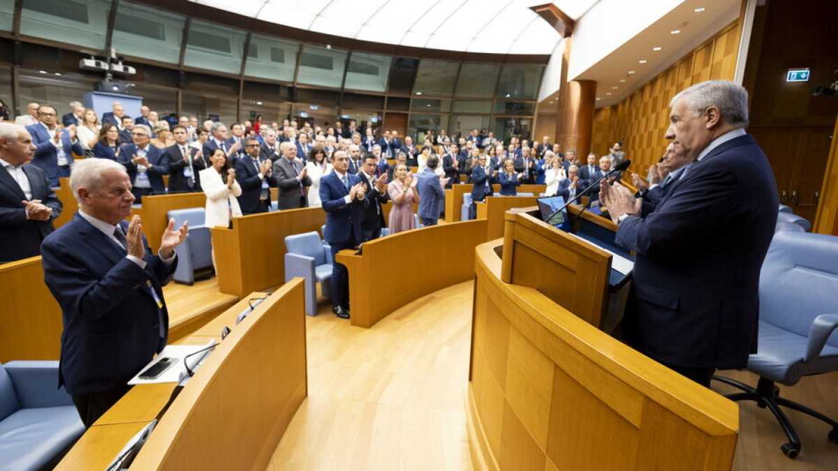 Immagine di Tajani cambia pelle a Forza Italia. Al Consiglio nazionale i dissidenti sono silenziosi
