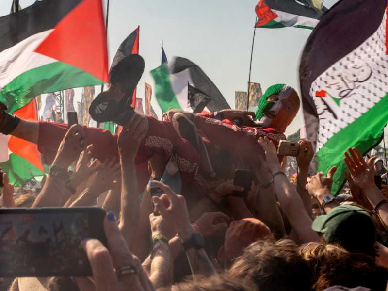  DJ Provaí del trio hip hop irlandese Kneecap al festival di Glastonbury fra bandiere della Palestina (foto Getty)<br />