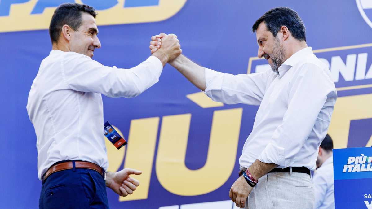 Immagine di Il "pagellone" di Vannacci sui dazi: "Trump voto 8, Von der Leyen voto 3. Ci ha venduto" Salvini scatenato: "La Ue ci massacra"