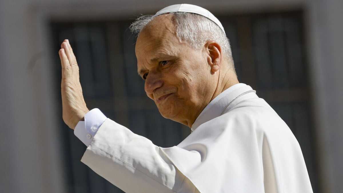 Immagine di Regina Caeli e Feliz Navidad. Leone, il Papa che cantando prega due volte