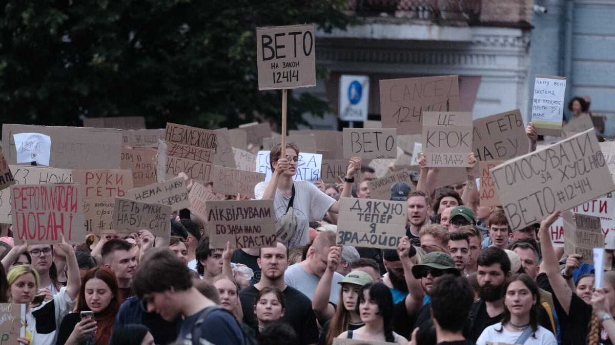 Immagine di Le nuove proteste in Ucraina e i bombardamenti di Putin su Kyiv